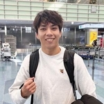 　出発前、取材に応じるスノーボード男子の平野流佳＝１日、羽田空港