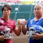 　甲子園球場でポーズをとる立命大の今田甚太郎主将（左）と関学大の前田涼太主将＝１日