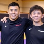 　撮影に応じるレスリング男子の文田健一郎（左）と樋口黎＝１日、横浜市