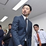 　取材を終え、引き揚げる広島・菊池＝１日、マツダスタジアム