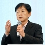 　事業戦略を説明する村田製作所の中島規巨社長＝１日午後、横浜市西区