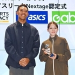 　「ダイヤモンドアスリート」に認定された女子中長距離のドルーリー朱瑛里。左はプレゼンターとして出席した男子短距離のサニブラウン・ハキーム＝１日、東京都新宿区