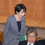 　１０月、自民党の両院議員懇談会に先立って開かれた両院議員総会に臨む高市総裁。手前は萩生田幹事長代行＝東京・永田町の党本部