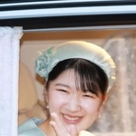 　２４歳の誕生日を迎え、上皇ご夫妻にあいさつをするため仙洞御所に入られる愛子さま＝１日午後、東京・元赤坂（代表撮影）