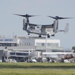　佐賀空港の滑走路に着陸する陸上自衛隊の輸送機Ｖ２２オスプレイ＝９月
