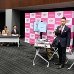 　れいわ新選組の代表選が告示され、記者会見する山本太郎氏（右端）ら＝１日午後、国会