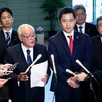 　記者団の取材に応じる（手前左から）自民党の鈴木幹事長と日本維新の会の吉村代表＝１日午後、首相官邸