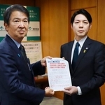 　大規模太陽光発電所（メガソーラー）の規制を石原環境相（左）に要望する北海道の鈴木直道知事＝１日午後、環境省