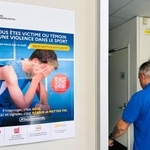 　通報機関「スポーツ・シグナル」のポスターが掲示されたパリ郊外の市民プール施設＝１１月（共同）