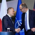 　ポーランドのトゥスク首相（左）と握手を交わすドイツのメルツ首相＝１日、ベルリン（ＡＰ＝共同）