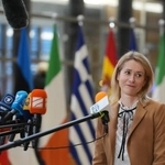 　報道陣の取材に応えるＥＵのカヤ・カラス外交安全保障上級代表＝１日、ブリュッセル（ＡＰ＝共同）