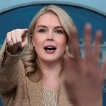 　ホワイトハウスで記者会見するキャロライン・レビット米大統領報道官＝１日、ワシントン（ロイター＝共同）