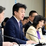 　租税特別措置と補助金の見直しに関する関係閣僚会議の初会合で、発言する木原官房長官（中央）。奥は片山財務相＝２日午前、首相官邸