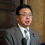 　記者会見する上野厚労相＝２日午前、国会