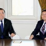 　会談に臨む自民党の梶山国対委員長（左）と立憲民主党の笠国対委員長＝２日午前、国会