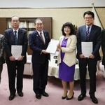 　片山財務相（右から４人目）に建議を手渡す、財政審の十倉雅和会長（左から４人目）＝２日午前、財務省（財務省提供）