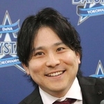 　契約更改交渉を終え記者会見するＤｅＮＡの佐野＝２日、横浜市の球団事務所