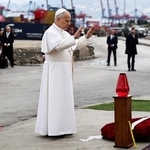 　レバノンの首都ベイルートの爆発事故現場で祈りをささげるローマ教皇レオ１４世＝２日（ロイター＝共同）