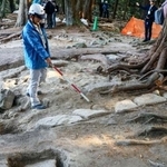 　滋賀県の安土城跡で新たに確認された石列＝２日午後