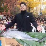 　母校の近大に凱旋（がいせん）し、贈呈された「近大マグロ」を前にポーズを決める阪神・佐藤輝＝２日、大阪府東大阪市