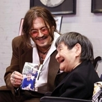 　東京都内で面会する米俳優ジョニー・デップさん（左）と胎児性水俣病患者の坂本しのぶさん。水俣病を題材にした映画にデップさんがかつて主演した縁から実現した＝２日午後