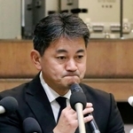 　記者会見する佐賀県有田町の松尾佳昭町長＝２日午後、有田町役場