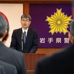 　岩手県警の警察官に訓示する警察庁の楠芳伸長官＝２日午後、県警本部