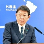 　記者会見する茂木外相＝２日午後、外務省