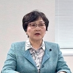 　やじの再発防止を求める要請書を提出し、記者会見する共産党の真下紀子北海道議＝２日午後、札幌市