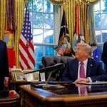 　ハセット米国家経済会議委員長（左）と話をするトランプ大統領（中央）＝９月、ワシントン（ロイター＝共同）