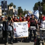 　イスラエルのネタニヤフ首相に恩赦を与えないよう要求するデモの参加者＝２日、エルサレム（ロイター＝共同）