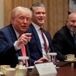 　２日、ホワイトハウスでの閣議で発言するトランプ米大統領（左）（ゲッティ＝共同）