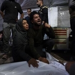 　２日、イスラエル軍の攻撃による犠牲者を悼む人たち＝ガザ北部ガザ市（ゲッティ＝共同）