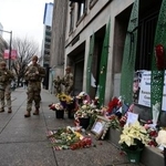 　２日、米ホワイトハウス近くに設けられた、銃撃された州兵を追悼する場所＝ワシントン（ロイター＝共同）