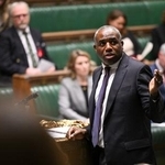 　２日、英ロンドンで、司法制度改革について発言するラミー副首相兼法相（英下院提供・ロイター＝共同）