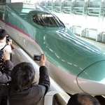 　ＪＲ新青森駅に到着した北海道新幹線の「はやぶさ」＝２０１６年