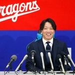 　契約を更改し、記者会見する中日・柳＝３日、ナゴヤ球場