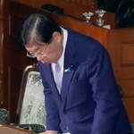 　参院本会議で改正保護司法が可決、成立し一礼する平口法相＝３日午後