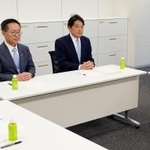 　会談に臨む自民党の小野寺税調会長（中央右）と国民民主党の古川税調会長（同左）ら＝３日午後、国会