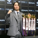 　契約更改交渉を終え、ポーズをとる日本ハム・伊藤＝３日、エスコンフィールド北海道