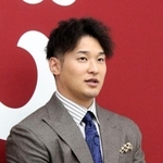 　契約交渉を終え、記者会見する巨人・吉川＝３日、東京都内