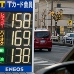 　レギュラーガソリンが１リットル当たり１５８円と表示された東京都内のガソリンスタンド。経産省が発表した１日時点の全国平均小売価格は約４年ぶりの安値となった＝３日午後