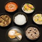 　「今年の一皿」に選ばれた「お米グルメ」＝３日、東京都中央区