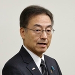 　辞職願を提出し、記者団の取材に応じる福井県の杉本達治知事＝３日午後、福井市