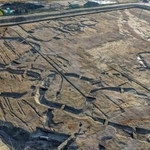 　奈良県御所市の出屋敷北十三遺跡で見つかった方形周溝墓群（奈良県立橿原考古学研究所提供）