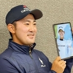 　結婚相手の吉本ここねの画像とともに笑顔を見せる金谷拓実＝３日、東京よみうりＣＣ