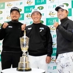 　日本シリーズＪＴカップを前にポーズをとる（左から）大岩龍一、金子駆大、蝉川泰果＝３日、東京よみうりＣＣ