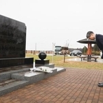 　東京電力福島第１原発を視察し慰霊碑に献花した警察庁の楠芳伸長官＝３日午後、福島県浪江町