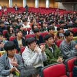 　歓迎式に参加した、静岡県立静岡高と山形県立米沢興譲館高の生徒ら＝３日、台北市（共同）