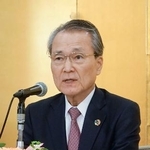 　松山市で記者会見する経団連の筒井義信会長＝３日午後